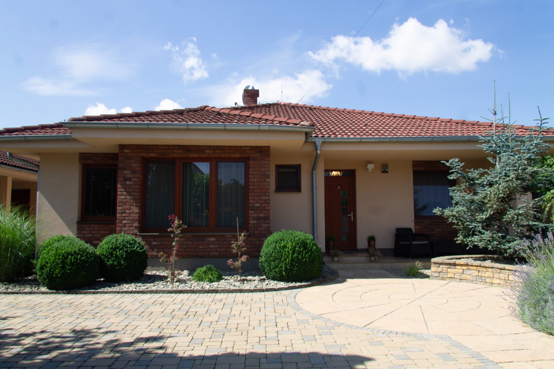 Exkluzívne: 4-izbový luxusný rodinný dom s bazénom