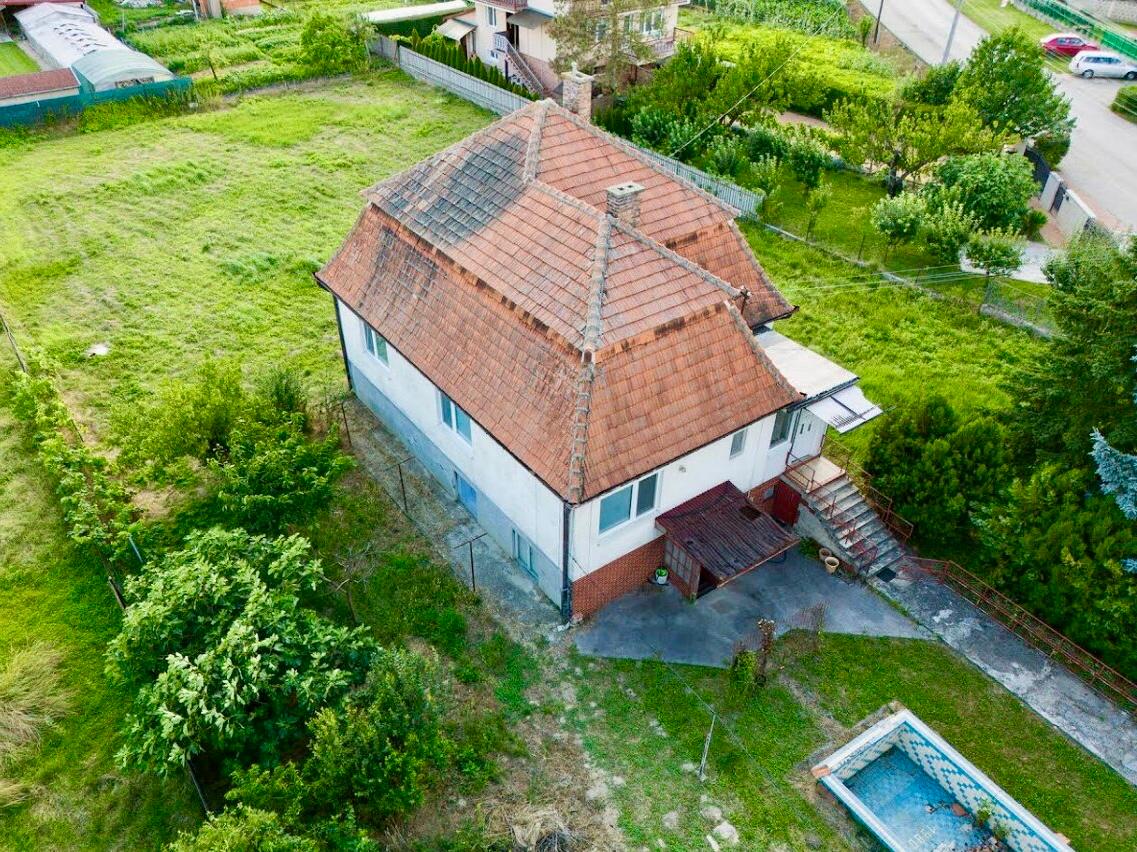 Priestranný rodinný dom s obrovským pozemkom 2266 m² vo Veľkom Kýre – Váš domov s potenciálom!