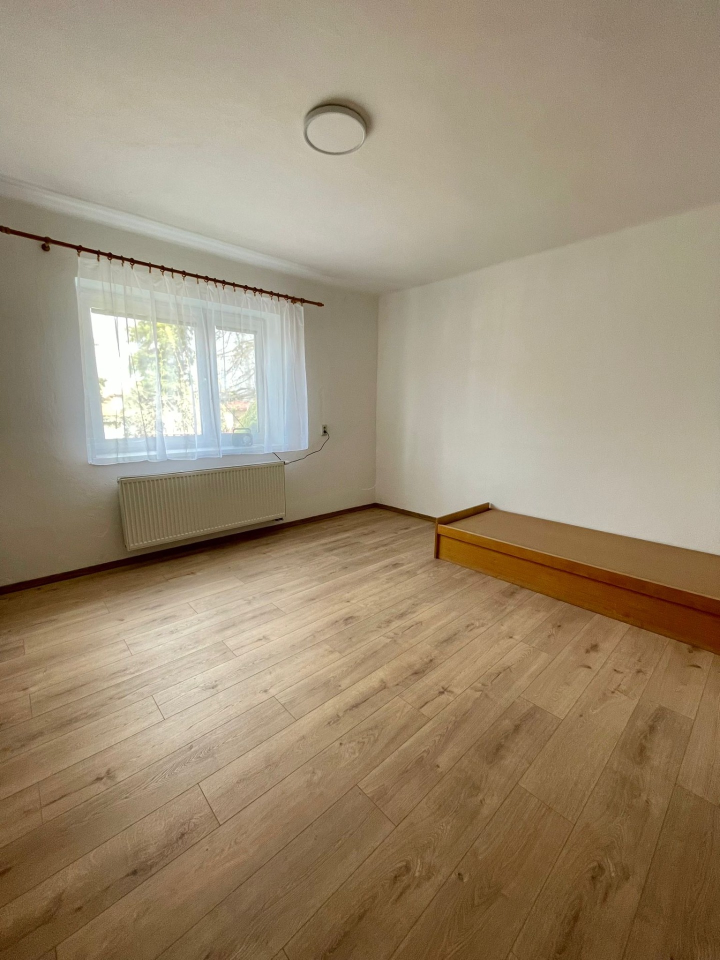 Priestranný 3-izbový rodinný dom so záhradou na prenájom – Nitra