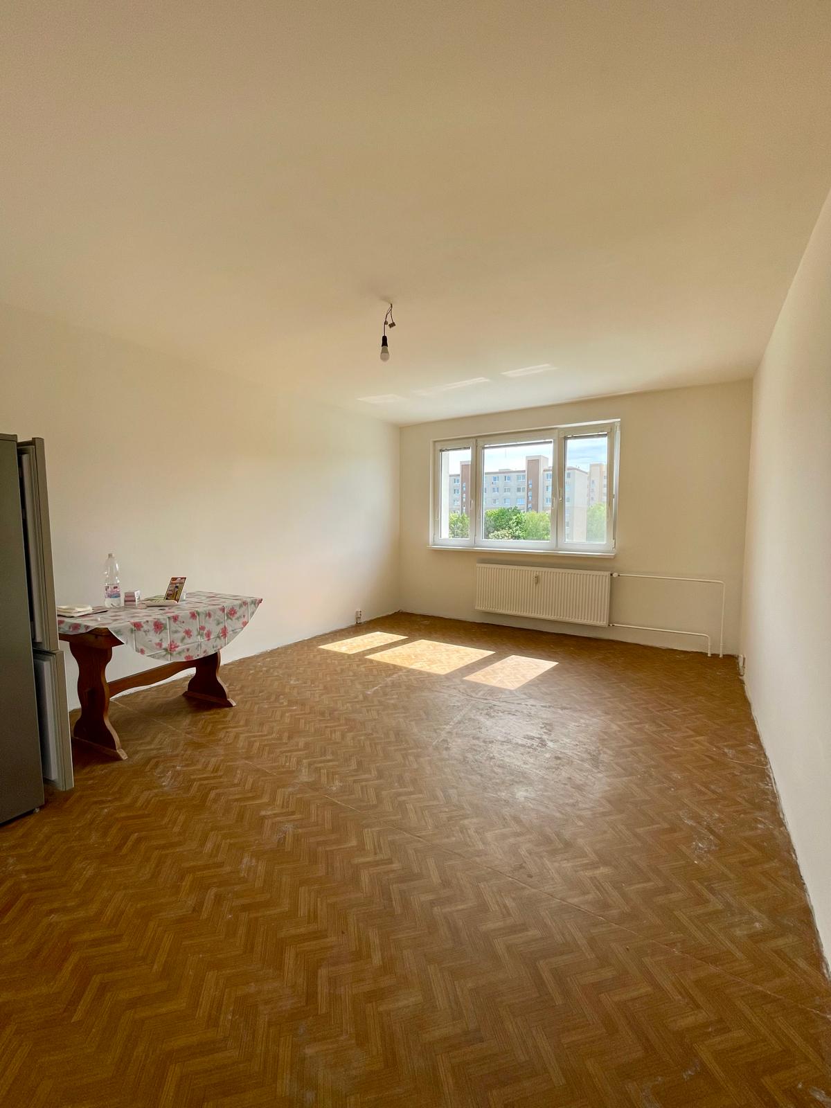 Priestranný 3-izbový byt s balkónom na Klokočine, Nitra – ideálny na rekonštrukciu!