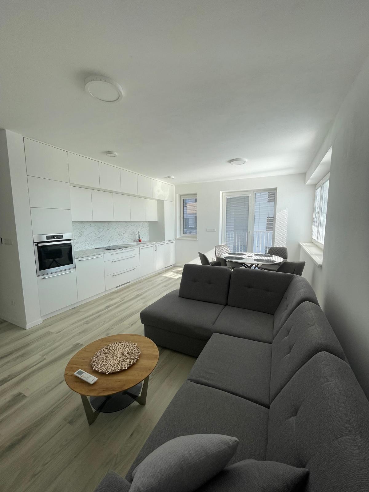 Moderný 2-izbový byt s balkónom a garážou v Nitre