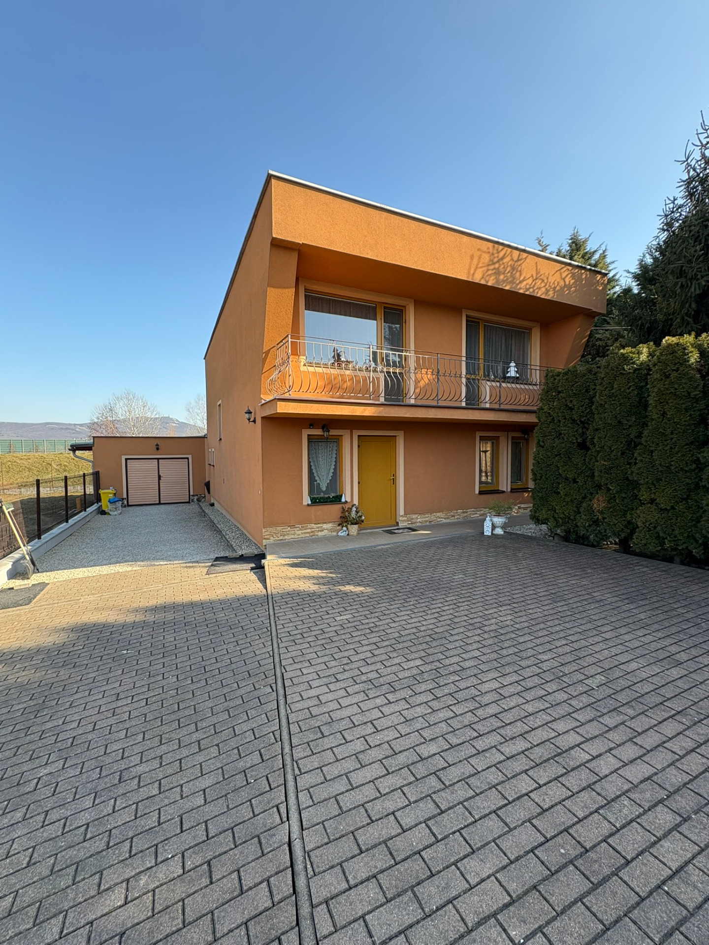 Priestranný rodinný dom s veľkým pozemkom v Nitre – Lužianky